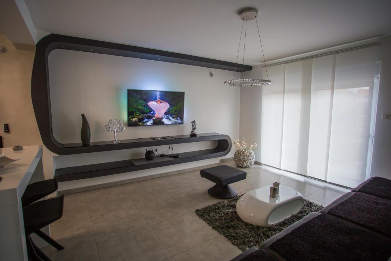 Apartment Plaza ----Wallbox 11Kw 16A ----- Private Spa- Jacuzzi, Infrared Sauna, Luxury Massage Chair, Parking, Entry With Pin 0 - 24H, Free Cancellation 24 Hours Before Check In Slavonski Brod Buitenkant foto