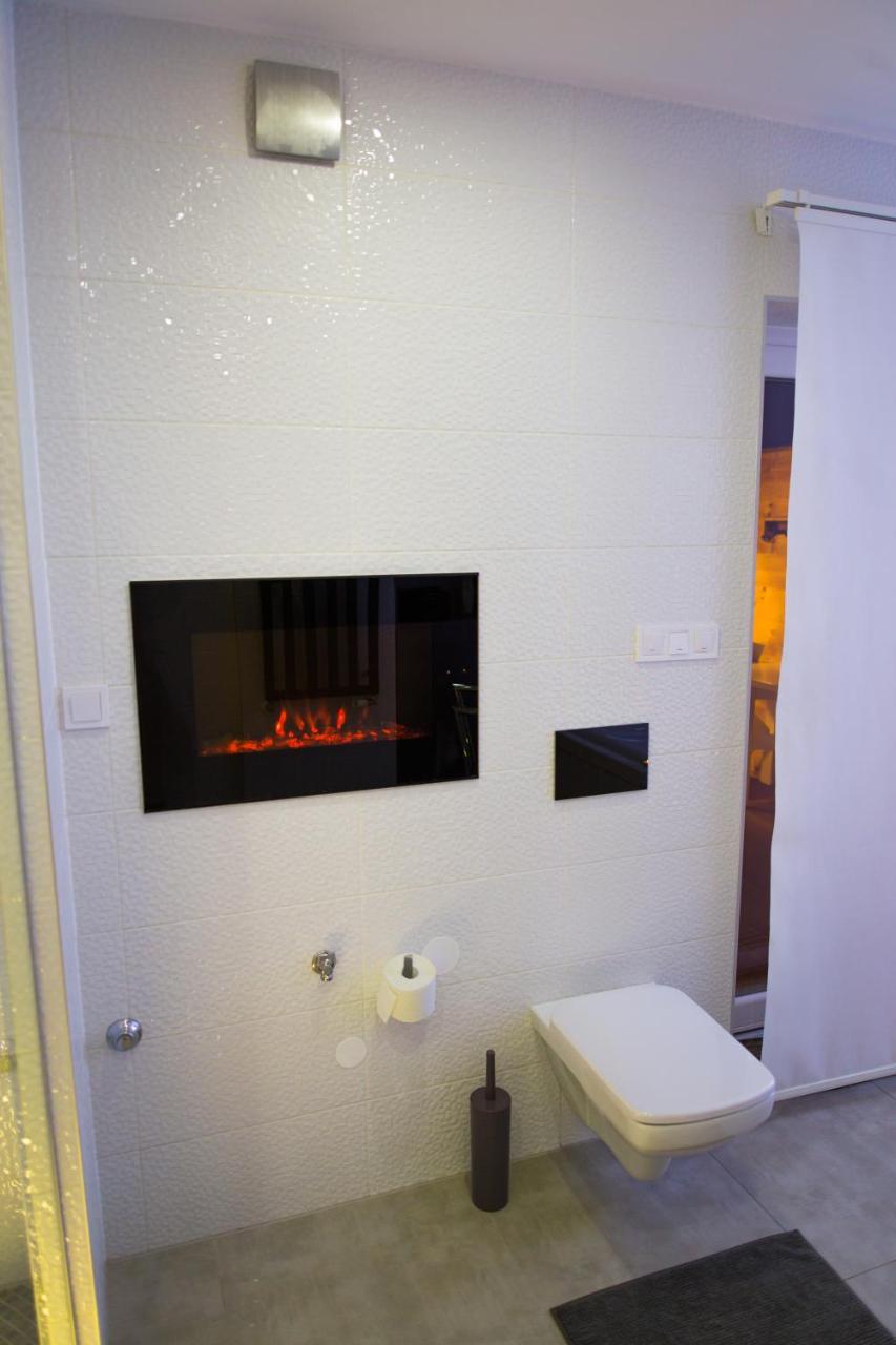 Apartment Plaza ----Wallbox 11Kw 16A ----- Private Spa- Jacuzzi, Infrared Sauna, Luxury Massage Chair, Parking, Entry With Pin 0 - 24H, Free Cancellation 24 Hours Before Check In Slavonski Brod Buitenkant foto