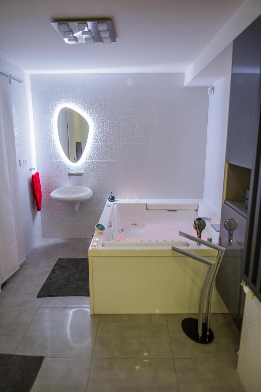 Apartment Plaza ----Wallbox 11Kw 16A ----- Private Spa- Jacuzzi, Infrared Sauna, Luxury Massage Chair, Parking, Entry With Pin 0 - 24H, Free Cancellation 24 Hours Before Check In Slavonski Brod Buitenkant foto