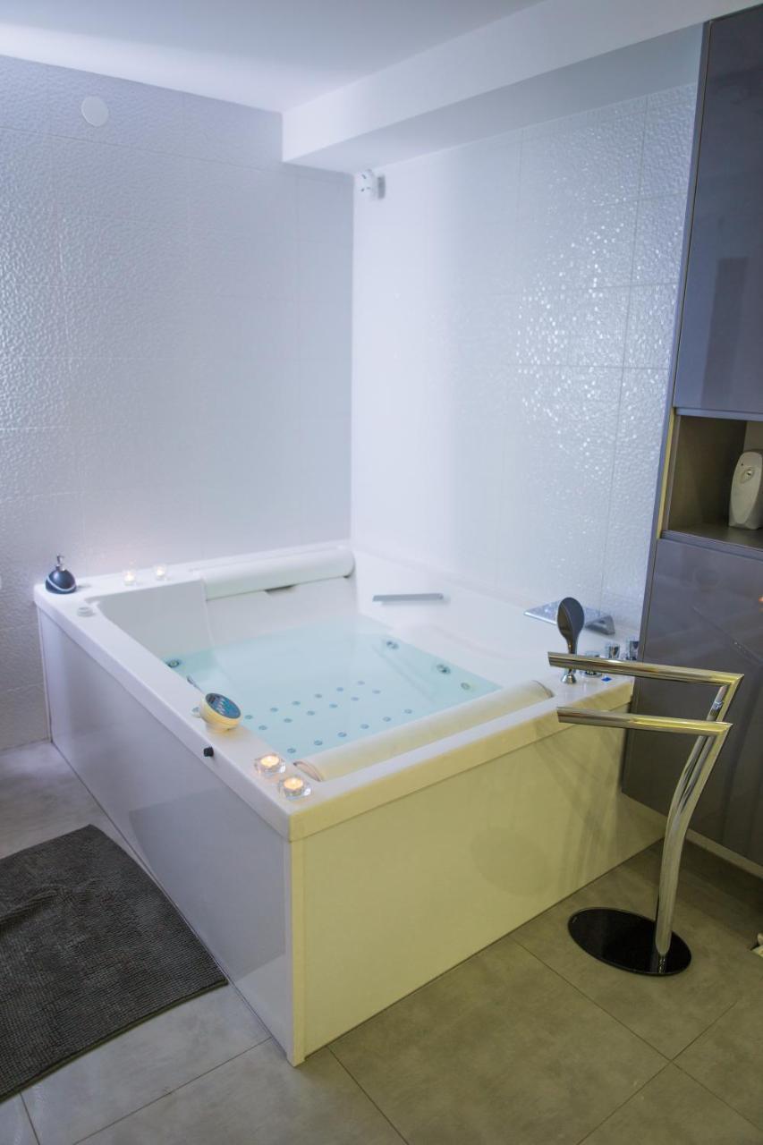 Apartment Plaza ----Wallbox 11Kw 16A ----- Private Spa- Jacuzzi, Infrared Sauna, Luxury Massage Chair, Parking, Entry With Pin 0 - 24H, Free Cancellation 24 Hours Before Check In Slavonski Brod Buitenkant foto