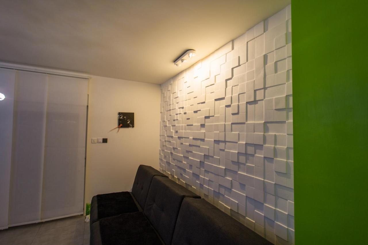 Apartment Plaza ----Wallbox 11Kw 16A ----- Private Spa- Jacuzzi, Infrared Sauna, Luxury Massage Chair, Parking, Entry With Pin 0 - 24H, Free Cancellation 24 Hours Before Check In Slavonski Brod Buitenkant foto