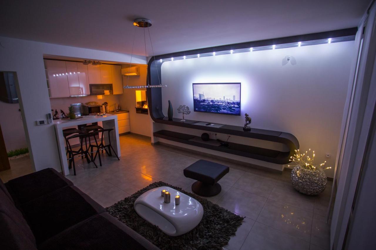 Apartment Plaza ----Wallbox 11Kw 16A ----- Private Spa- Jacuzzi, Infrared Sauna, Luxury Massage Chair, Parking, Entry With Pin 0 - 24H, Free Cancellation 24 Hours Before Check In Slavonski Brod Buitenkant foto