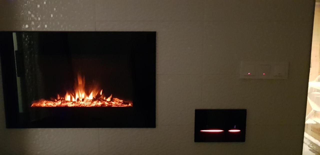 Apartment Plaza ----Wallbox 11Kw 16A ----- Private Spa- Jacuzzi, Infrared Sauna, Luxury Massage Chair, Parking, Entry With Pin 0 - 24H, Free Cancellation 24 Hours Before Check In Slavonski Brod Buitenkant foto