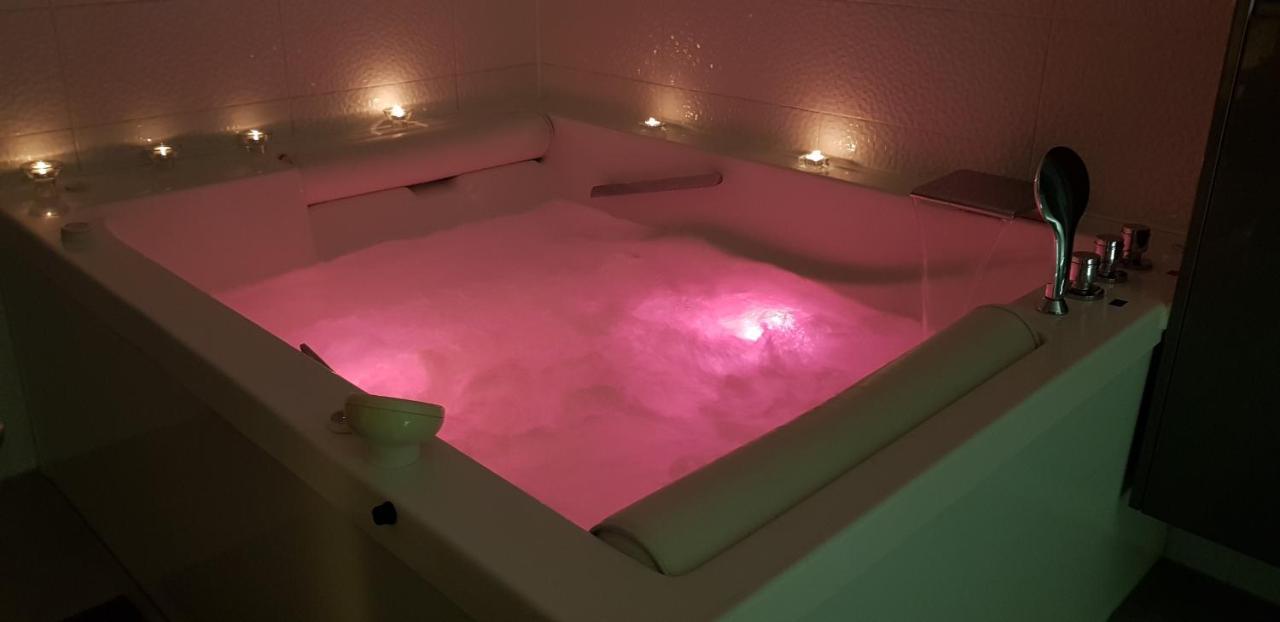 Apartment Plaza ----Wallbox 11Kw 16A ----- Private Spa- Jacuzzi, Infrared Sauna, Luxury Massage Chair, Parking, Entry With Pin 0 - 24H, Free Cancellation 24 Hours Before Check In Slavonski Brod Buitenkant foto