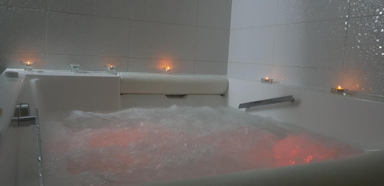 Apartment Plaza ----Wallbox 11Kw 16A ----- Private Spa- Jacuzzi, Infrared Sauna, Luxury Massage Chair, Parking, Entry With Pin 0 - 24H, Free Cancellation 24 Hours Before Check In Slavonski Brod Buitenkant foto