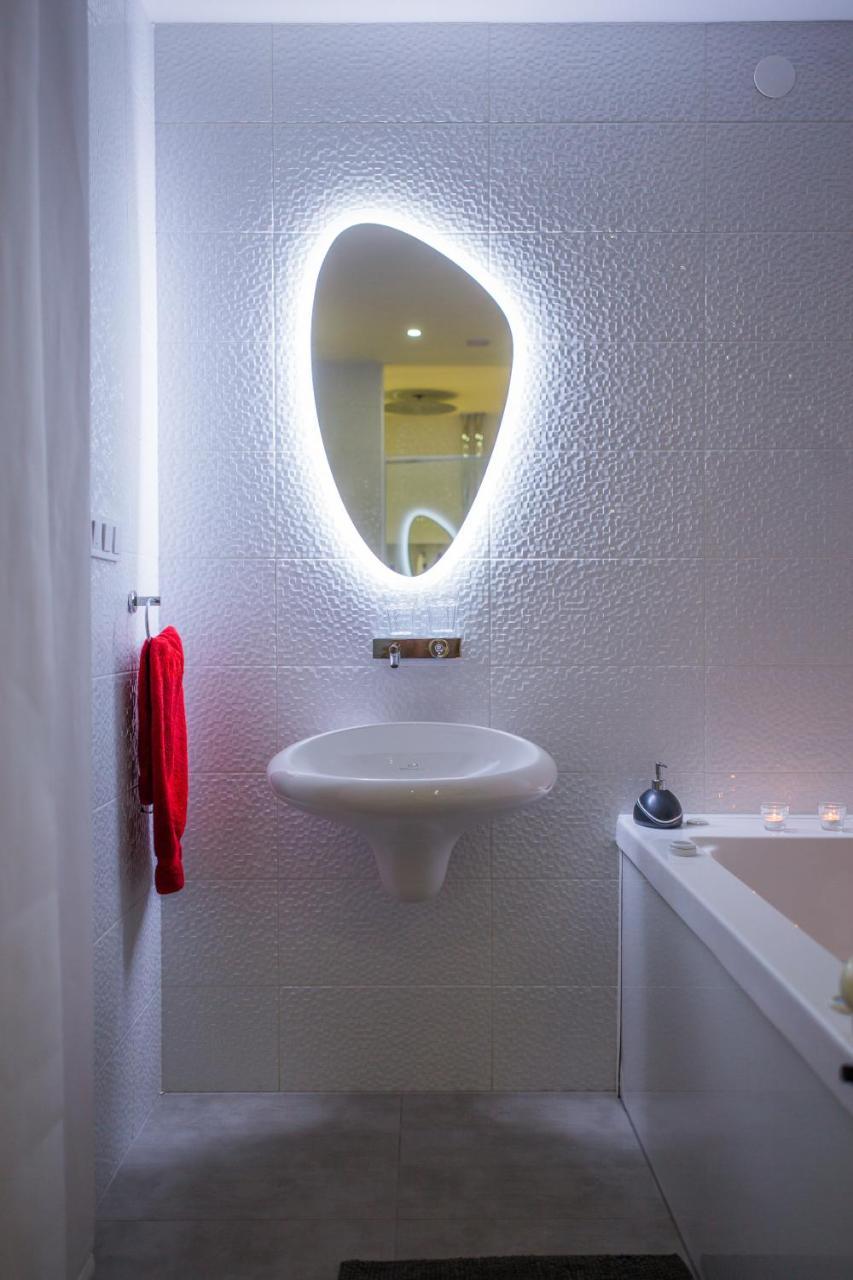 Apartment Plaza ----Wallbox 11Kw 16A ----- Private Spa- Jacuzzi, Infrared Sauna, Luxury Massage Chair, Parking, Entry With Pin 0 - 24H, Free Cancellation 24 Hours Before Check In Slavonski Brod Buitenkant foto