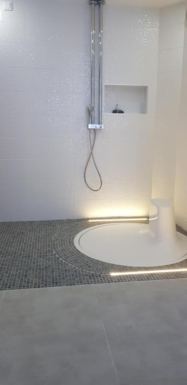 Apartment Plaza ----Wallbox 11Kw 16A ----- Private Spa- Jacuzzi, Infrared Sauna, Luxury Massage Chair, Parking, Entry With Pin 0 - 24H, Free Cancellation 24 Hours Before Check In Slavonski Brod Buitenkant foto