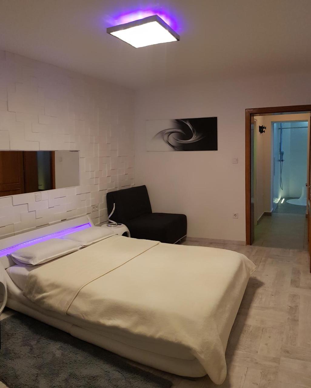 Apartment Plaza ----Wallbox 11Kw 16A ----- Private Spa- Jacuzzi, Infrared Sauna, Luxury Massage Chair, Parking, Entry With Pin 0 - 24H, Free Cancellation 24 Hours Before Check In Slavonski Brod Buitenkant foto