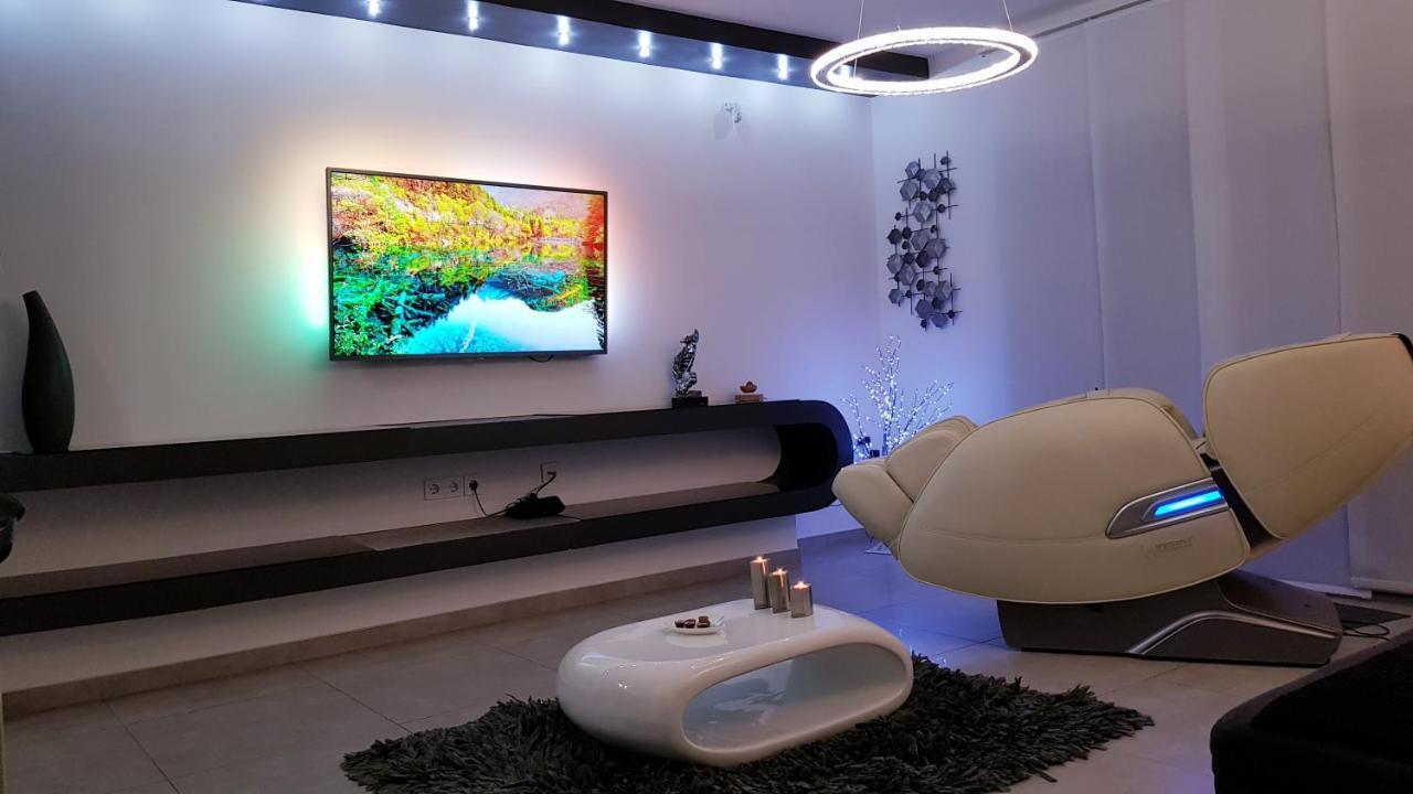 Apartment Plaza ----Wallbox 11Kw 16A ----- Private Spa- Jacuzzi, Infrared Sauna, Luxury Massage Chair, Parking, Entry With Pin 0 - 24H, Free Cancellation 24 Hours Before Check In Slavonski Brod Buitenkant foto