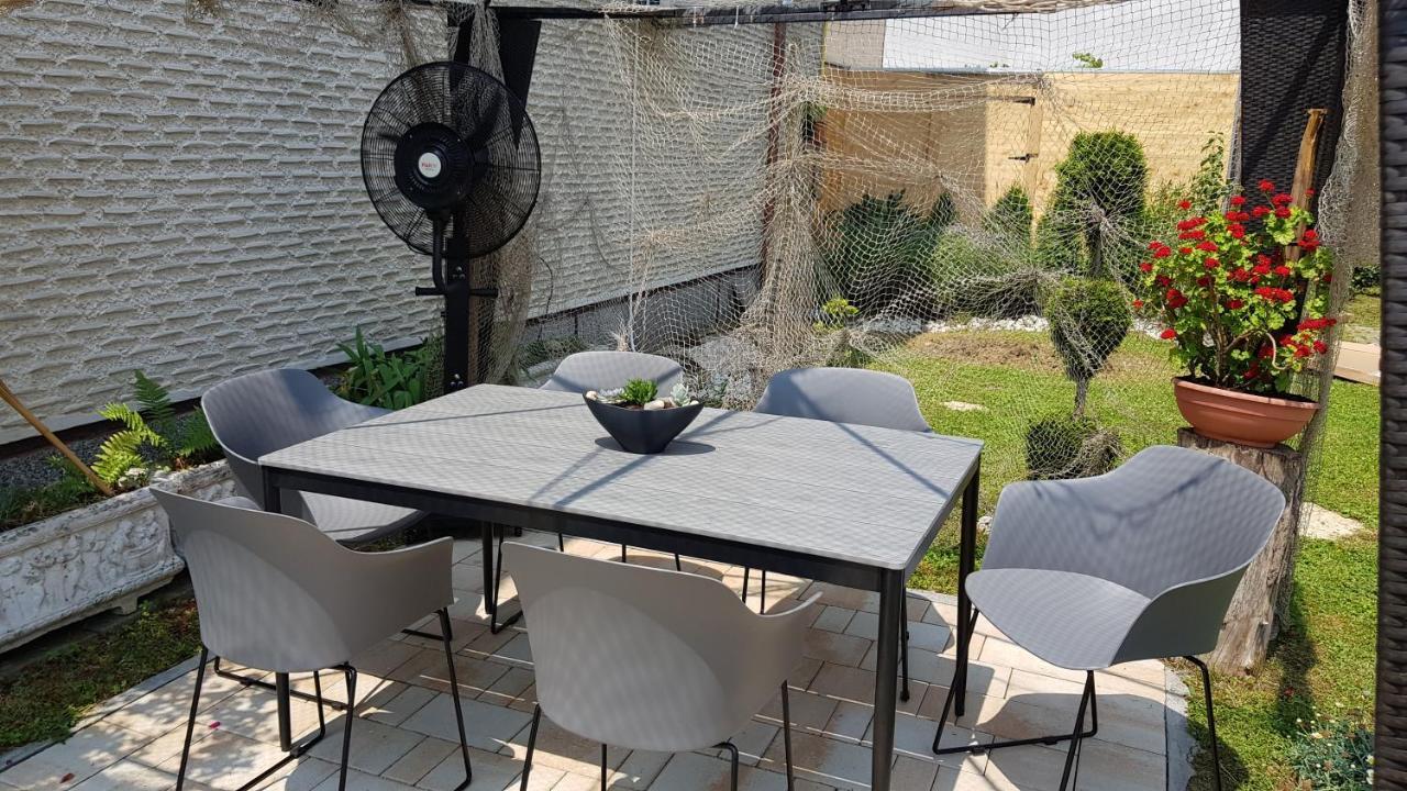 Apartment Plaza ----Wallbox 11Kw 16A ----- Private Spa- Jacuzzi, Infrared Sauna, Luxury Massage Chair, Parking, Entry With Pin 0 - 24H, Free Cancellation 24 Hours Before Check In Slavonski Brod Buitenkant foto